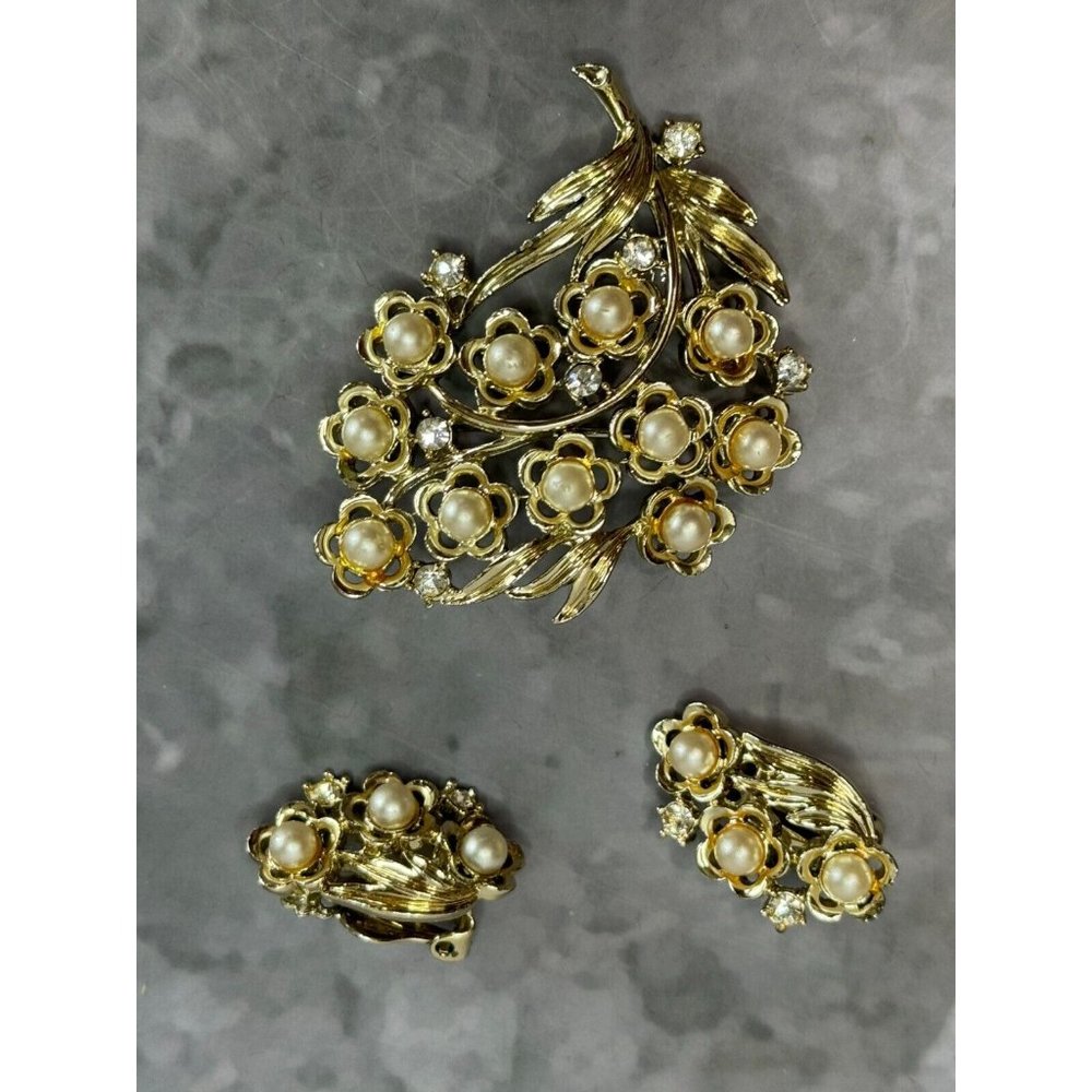 Vintage Designer Signed STAR Faux Pearl Rhinestone Brooch and Clip On Earrings - Picture 3 of 6